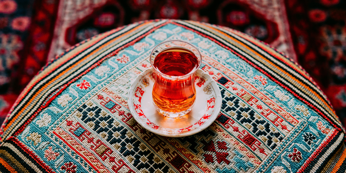 فرهنگ نوشیدن چای در خاورمیانه و تأثیر آن بر روابط اجتماعی